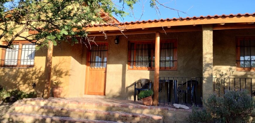 Complejo de apart y chalet con amplia pileta,  gran parque y vistas