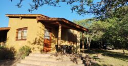 Complejo de apart y chalet con amplia pileta,  gran parque y vistas