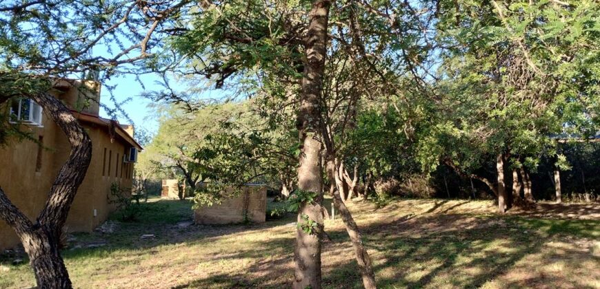 Complejo de apart y chalet con amplia pileta,  gran parque y vistas