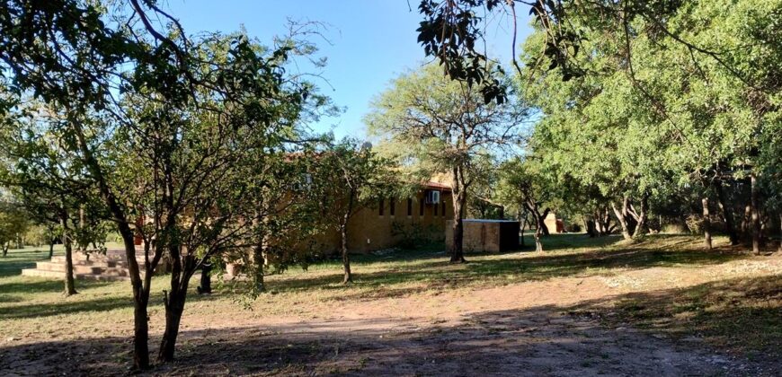 Complejo de apart y chalet con amplia pileta,  gran parque y vistas