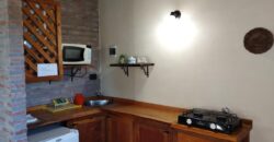 Complejo de apart y chalet con amplia pileta,  gran parque y vistas