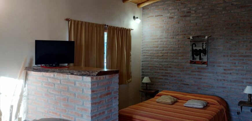 Complejo de apart y chalet con amplia pileta,  gran parque y vistas