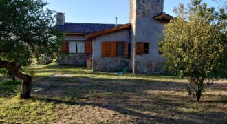 Complejo de apart y chalet con amplia pileta,  gran parque y vistas