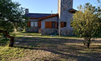 Complejo de apart y chalet con amplia pileta,  gran parque y vistas
