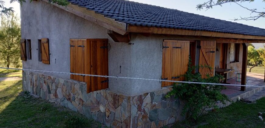 Complejo de apart y chalet con amplia pileta,  gran parque y vistas