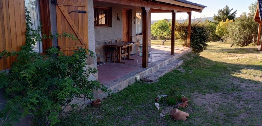 Complejo de apart y chalet con amplia pileta,  gran parque y vistas
