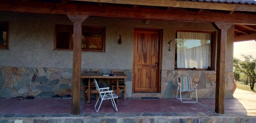 Complejo de apart y chalet con amplia pileta,  gran parque y vistas