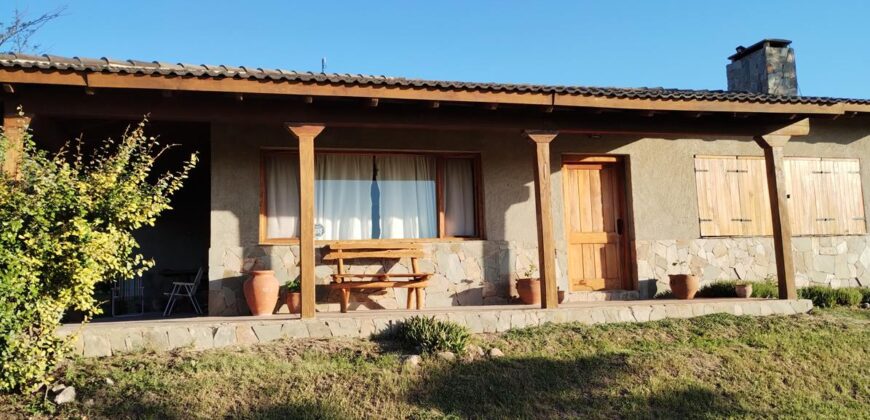 Complejo de apart y chalet con amplia pileta,  gran parque y vistas