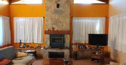 Complejo de apart y chalet con amplia pileta,  gran parque y vistas