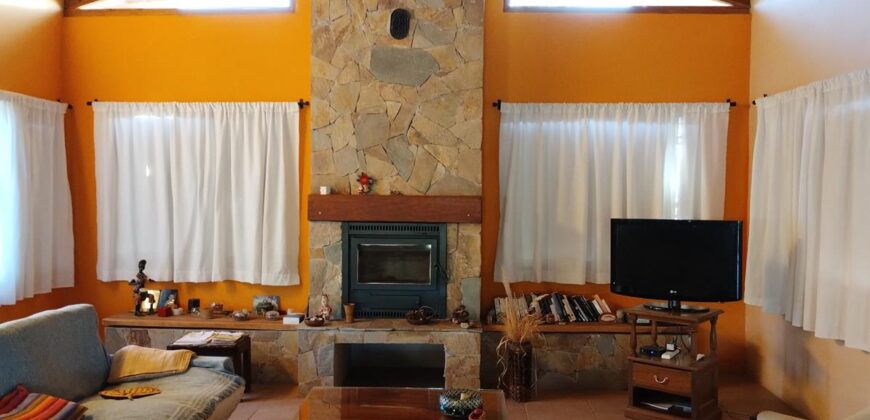 Complejo de apart y chalet con amplia pileta,  gran parque y vistas