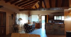 Complejo de apart y chalet con amplia pileta,  gran parque y vistas