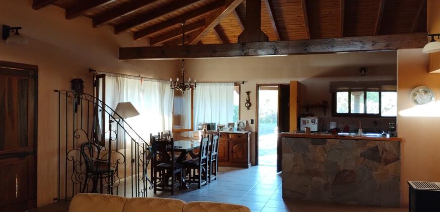 Complejo de apart y chalet con amplia pileta,  gran parque y vistas