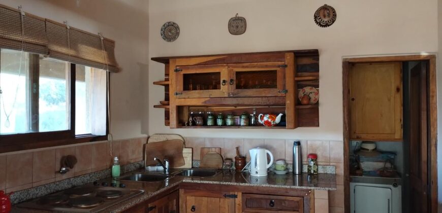 Complejo de apart y chalet con amplia pileta,  gran parque y vistas