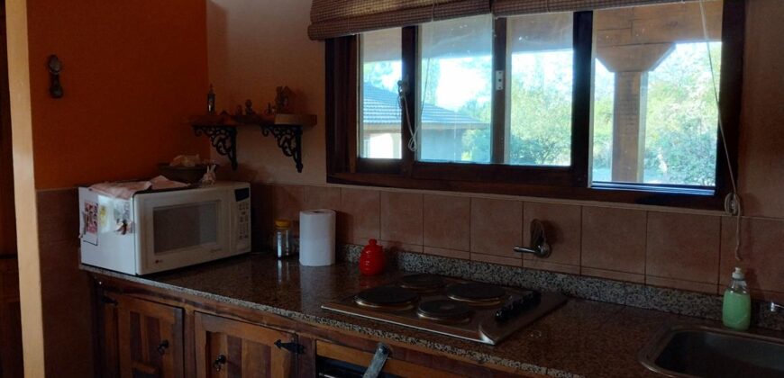 Complejo de apart y chalet con amplia pileta,  gran parque y vistas