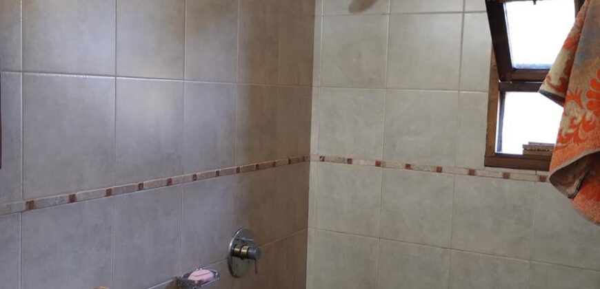 Complejo de apart y chalet con amplia pileta,  gran parque y vistas