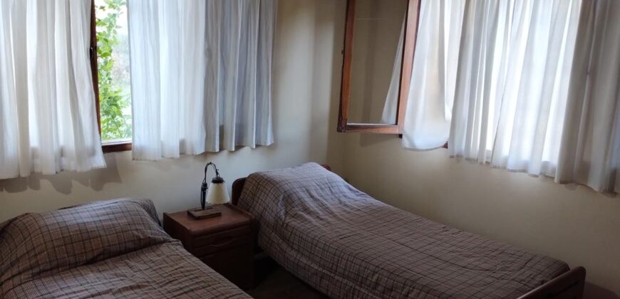 Complejo de apart y chalet con amplia pileta,  gran parque y vistas
