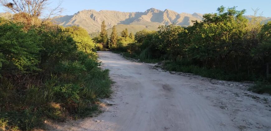 Complejo de apart y chalet con amplia pileta,  gran parque y vistas
