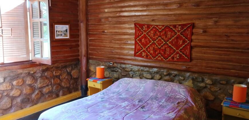 Cabaña de piedra y troncos con pileta y vistas en Las Rabonas