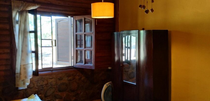 Cabaña de piedra y troncos con pileta y vistas en Las Rabonas