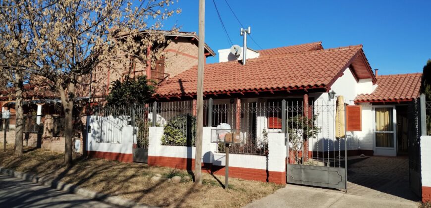 Hermoso chalet 2 plantas con quincho en Barrio Residencial Mina Clavero