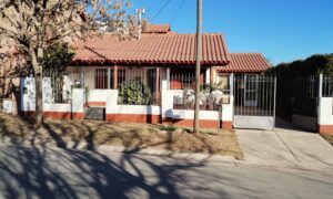 Hermoso chalet 2 plantas con quincho en Barrio Residencial Mina Clavero