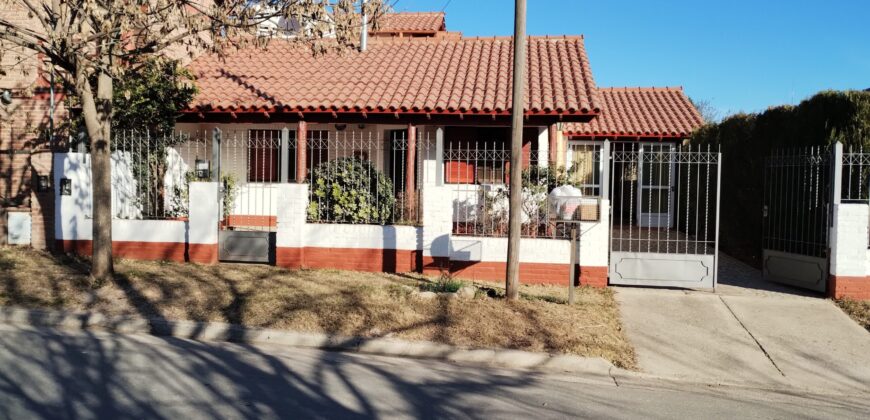 Hermoso chalet 2 plantas con quincho en Barrio Residencial Mina Clavero