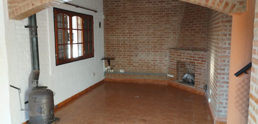 Hermoso chalet 2 plantas con quincho en Barrio Residencial Mina Clavero