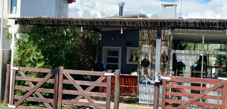Chalet de 2 dormitorios y dependencias cerca del río en Panaholma