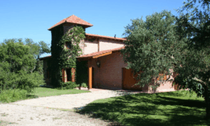 Imponente chalet con piscina infinita y costa de río en El Alto de Nono (RETASADA)