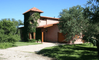 Imponente chalet con piscina infinita y costa de río en El Alto de Nono