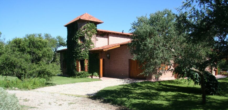 Imponente chalet con piscina infinita y costa de río en El Alto de Nono (RETASADA)