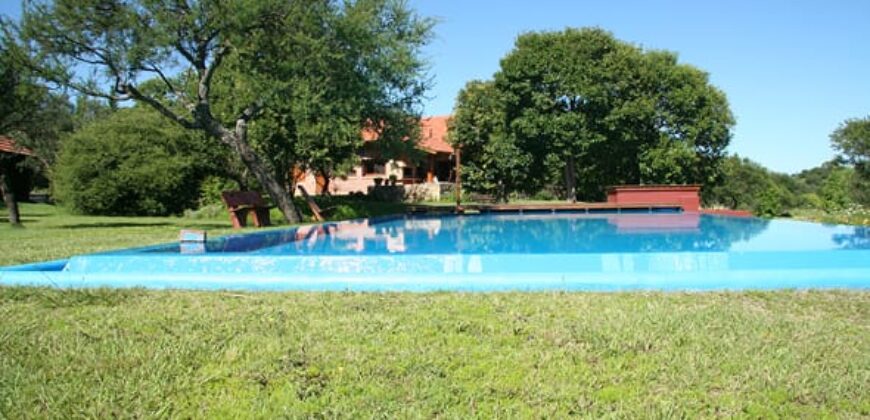 Imponente chalet con piscina infinita y costa de río en El Alto de Nono (RETASADA)