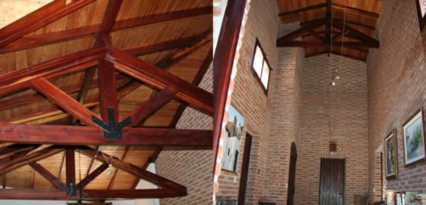 Imponente chalet con piscina infinita y costa de río en El Alto de Nono (RETASADA)