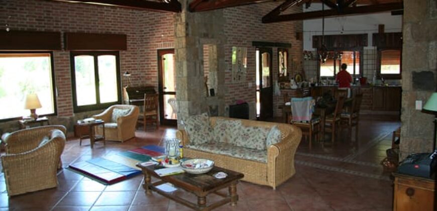 Imponente chalet con piscina infinita y costa de río en El Alto de Nono (RETASADA)