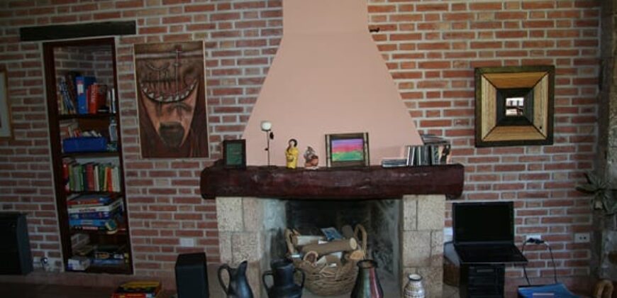 Imponente chalet con piscina infinita y costa de río en El Alto de Nono (RETASADA)