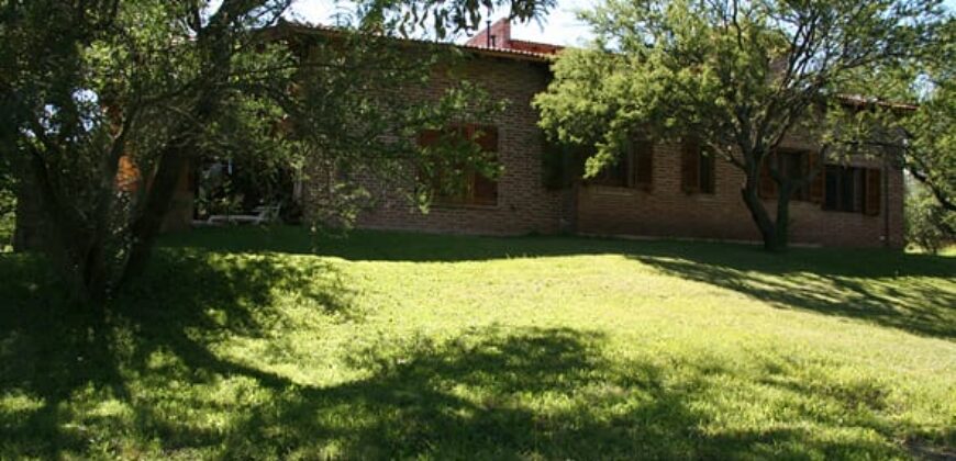 Imponente chalet con piscina infinita y costa de río en El Alto de Nono (RETASADA)