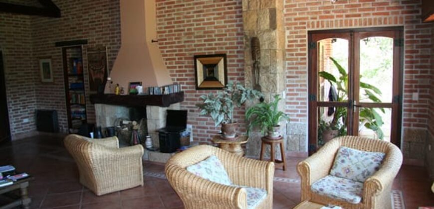 Imponente chalet con piscina infinita y costa de río en El Alto de Nono (RETASADA)