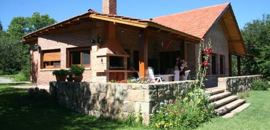 Imponente chalet con piscina infinita y costa de río en El Alto de Nono (RETASADA)