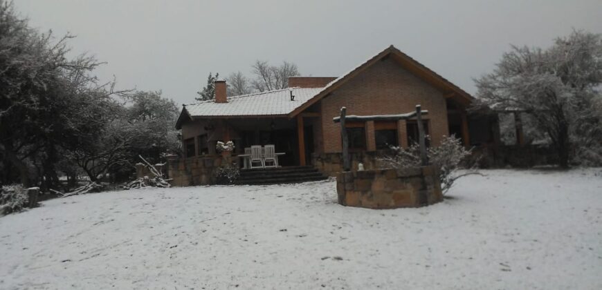 Imponente chalet con piscina infinita y costa de río en El Alto de Nono (RETASADA)