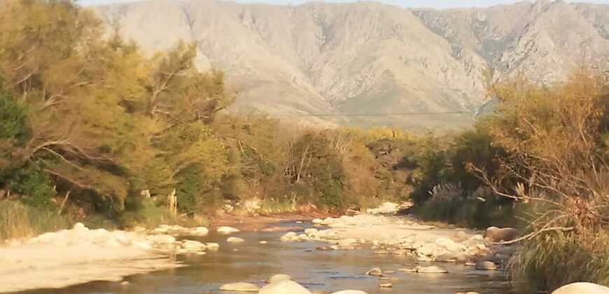 Imponente chalet con piscina infinita y costa de río en El Alto de Nono (RETASADA)