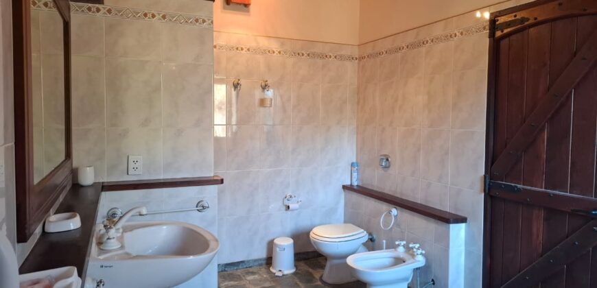 Imponente chalet con piscina infinita y costa de río en El Alto de Nono (RETASADA)