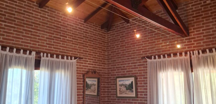 Imponente chalet con piscina infinita y costa de río en El Alto de Nono (RETASADA)