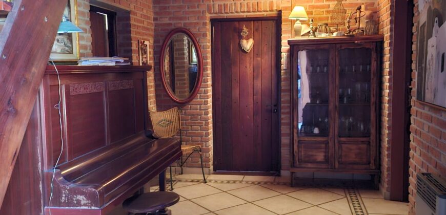 Imponente chalet con piscina infinita y costa de río en El Alto de Nono (RETASADA)