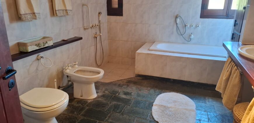 Imponente chalet con piscina infinita y costa de río en El Alto de Nono (RETASADA)