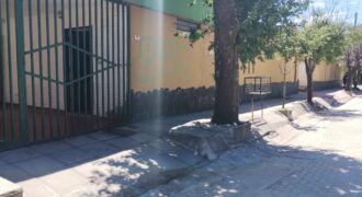 Importante esquina céntrica (ex hospedaje) con vivienda en Nono