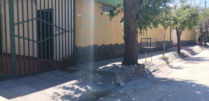 Importante esquina céntrica (ex hospedaje) con vivienda en Nono