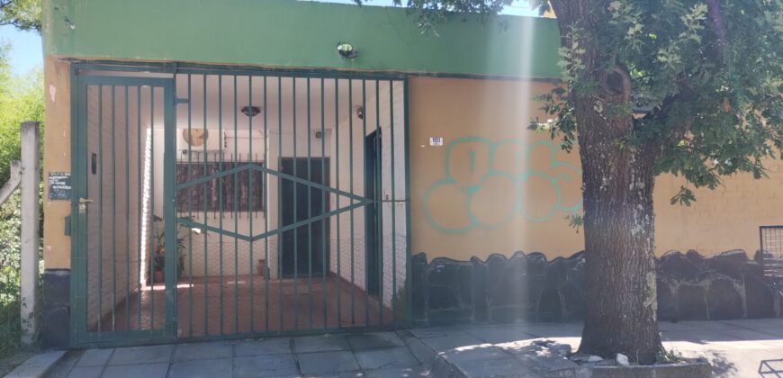 Importante esquina céntrica (ex hospedaje) con vivienda en Nono
