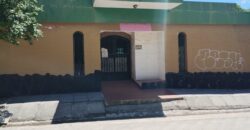 Importante esquina céntrica (ex hospedaje) con vivienda en Nono