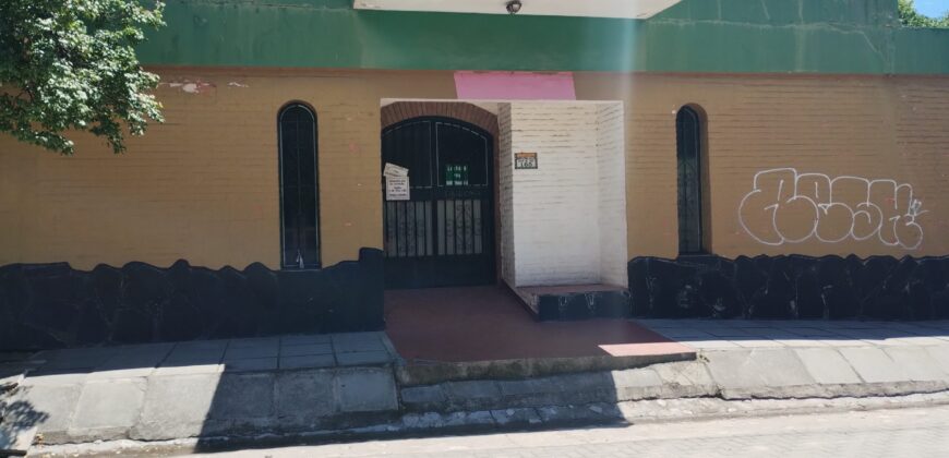 Importante esquina céntrica (ex hospedaje) con vivienda en Nono
