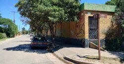 Importante esquina céntrica (ex hospedaje) con vivienda en Nono